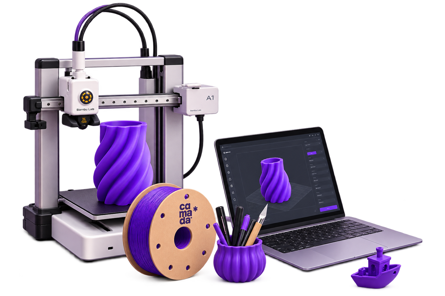 Impressora 3D Bambu Lab A1 imprimindo um vaso roxo, ao lado de um laptop com o software de fatiamento aberto, bobina de filamento Camada, potinho com canetas e um barquinho impresso em 3D.